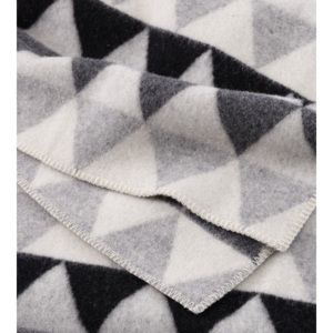 Klippan, Švédsko Vlněná deka Patch grey 130 x 180 cm
