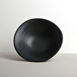 MIJ Hluboký talíř nepravidelný tvar černý MODERN 24 x 23 x 6 cm