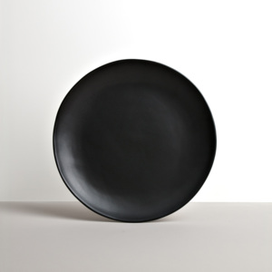 Kulatý talíř s nepravidelným okrajem MT 24 cm černý