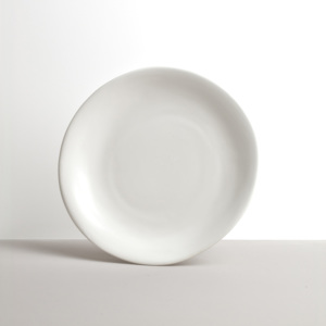 Bílý nepravidelný kulatý talíř MODERN 26 x 24 cm