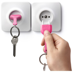 Bílý věšáček na klíče s růžovou klíčenkou Qualy Unplug