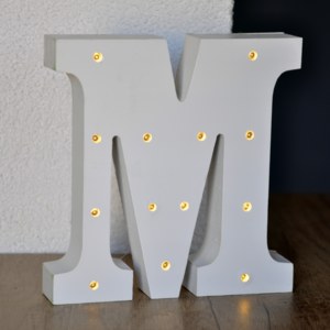 Bílé písmeno M s LED světýlky