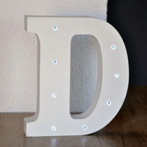 Bílé písmeno D s LED světýlky