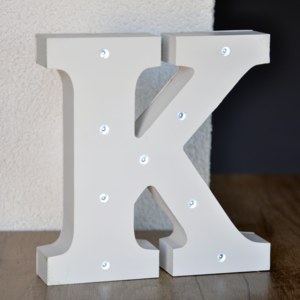 Bílé písmeno K s LED světýlky