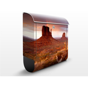 Poštovní schránka s potiskem Monument Valley při západu slunce