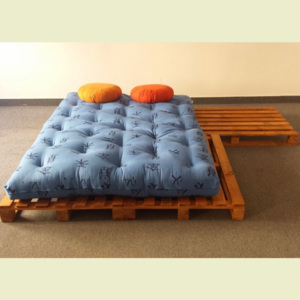 Nejfuton Paletová postel 140x200 Střední Čtyřka s nočními stolky Včelí med