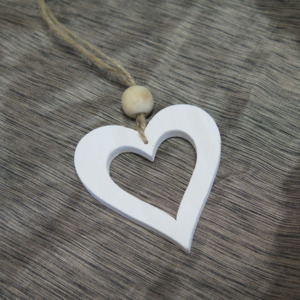 Srdce bílé vykrojené dřevěné na pověšení S 8,5cm