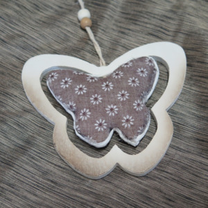 Dřevěný motýl s hnědým středem