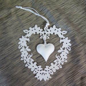 Srdce bílé v květinovém srdci S 11,5cm