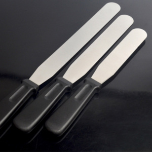 Kuchyňský nůž na mazání polevy - černá rukojeť