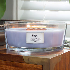 WoodWick – HearthWick vonná svíčka Šeřík, 453 g