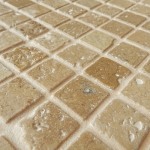 Mozaika NOCHE TRAVERTINE tumbled (tmavý travertin) 23x23x10mm, plato 300x300mm