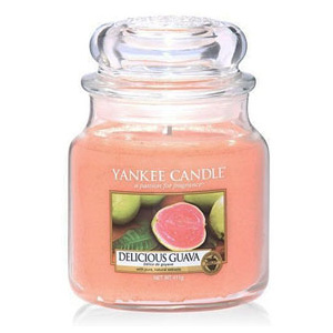 Yankee Candle – vonná svíčka Delicious Guava, střední 411 g