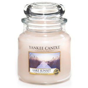 Yankee Candle – vonná svíčka Lake Sunset, střední 411 g