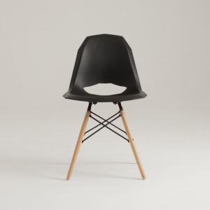 Černá židle s dřevěnými nohami Match