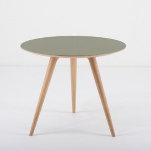 Příruční stolek z dubového dřeva se zelenou deskou Gazzda Arp, Ø 55 cm