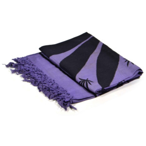 Tmavě fialový přehoz na postel s konopným listem, černý potisk, třásně,135x210cm