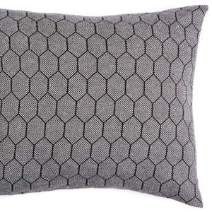 Tmavě šedý povlak na polštář Mikabarr Hive, 50 x 50 cm