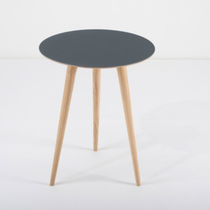 Příruční stolek z dubového dřeva s modrou deskou Gazzda Arp, ⌀ 45 cm