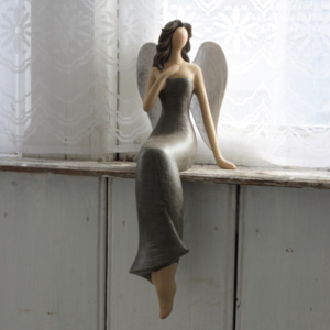 Soška sedící anděl Ruka na srdci 35cm