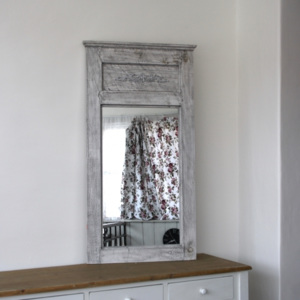 Dřevěné šedé zrcadlo s patinou a ornamentem 121cm