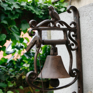 Litinový zvonek zdobený s ptáčkem 34x21cm