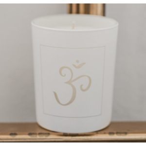 Bílá svíčka Jóga ॐ - bazalka a limetka