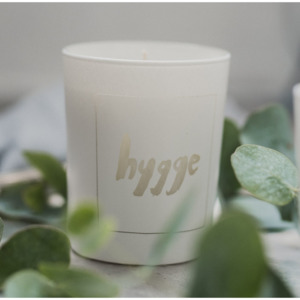 Bílá svíčka Hygge - fíky a bílé pižmo