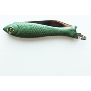 Tmavě zelený český nožík rybička se zeleným krystalem v oku v designu od Alexandry Dětinské