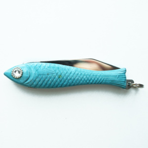 Světle modrý český nožík rybička s bílým krystalem v oku v designu od Alexandry Dětinské