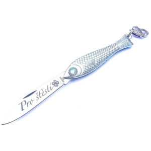 Český nožík rybička ve stříbrné barvě s akvamarínovým okem Pro štěstí! v designu od Alexandry Dětinské