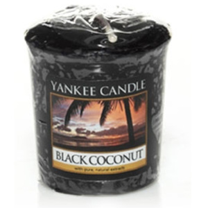 Yankee Candle - votivní svíčka Black Coconut 49g (Západ slunce v ráji... Sytý sladký kokos, cedr a ostrovní květy slibují večery, plné luxusního klidu