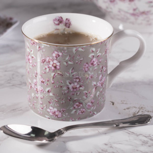 Katie Alice - hrnek Grey Floral 250 ml (Porcelánový hrnek Grey Floral na kávu nebo čaj s motivem růžových květů na šedém podkladě se zlatou linkou.)
