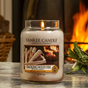 Yankee Candle - Crackling Wood Fire 623g (Praskající oheň. Hřejivá vůně hořícího cedrového dřeva je doprovázena sladkým šepotem muškátového oříšku a a