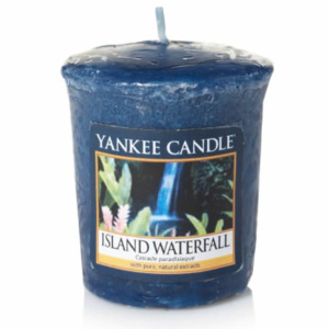 Yankee Candle - votivní svíčka Island Waterfall 49g (Chladivá mlha tropického vodopádu, zbarvená voňavou frézií a leknínem.)
