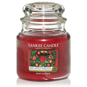 Yankee Candle - Red Apple Wreath 411g (Návrat domů k vánočnímu stromečku zkrášlí tradiční věnec s jablky. Sváteční aroma sladkých jablek, skořice, vla