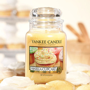 Yankee Candle - Vanilla Cupcake 623g (Vanilkový košíček. Bohaté krémové aroma vanilkových košíčků se špetkou citrónu a spoustou máslové pěny. S čistým