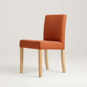Oranžová židle s přírodními nohami Custom Form Wilton
