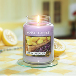 Yankee Candle - Lemon Lavender 623g (Čistá a přívětivá vůně… pudrově svěží směs šťavnatého citrónu a sladkých levandulových květů...)