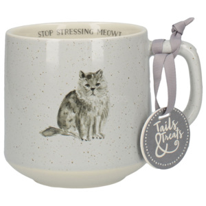 Creative Tops - hrnek Tails & Treats kočka 500 ml (Porcelánový hrnek je v krémové barvě se skvrnitými detaily a obrázkem kočky.)