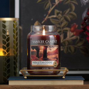 Yankee Candle - Warm Autumn Evening 623g (Uklidňující harmonie sladkého javorového sirupu a pudrového pižma s dotekem lesních dřevin - kouzelný západ 