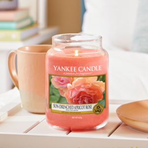 Yankee Candle - Sun-Drenched Apricot Rose 623g (Doširoka rozkvetlá vůně jemných růžových lístků a chutné šťavnaté meruňky.)