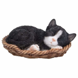 Kotě černobílé spící v koši 17cm polyresin
