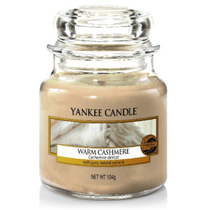 Yankee Candle - Warm Cashmere 104g (Zahalte se do luxusní vůně zklidňujícího santálového dřeva a exotického pačuli. Jemná krémová kompozice.)