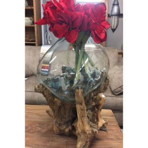 Skleněná váza na naplaveném dřevě