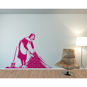 GLIX Banksy "Maid" - samolepka na zeď Růžová 65 x 50 cm