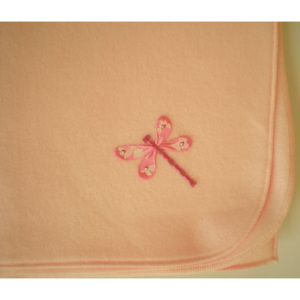 Růžová deka s vážkou
