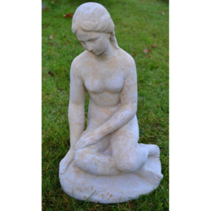 Dívka sedící - kamenná socha z pískovce