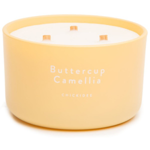 Vonná svíčka CHICKIDEE Buttercup Camellia, velká, 40 hodin, 3 knoty (5060577690030)