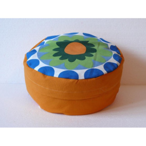 S radostí - vlastní výroba Meditační polštář s květinou - oranžový Velikost: ∅30 x v25 cm